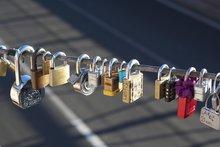 "Memorial padlocks on Brooklyn Bridge" by James de Souza under CC BY 2.0